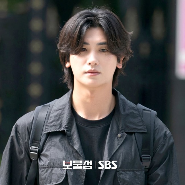 Meskipun mengawali kariernya sebagai personel grup KPop ZE:A, Park Hyung Sik eksis sebagai aktor. Namanya dikenal sebagai pemain The Heirs, Strong Woman Bong Soon, Happiness, dan Doctor Slump. Foto: SBS