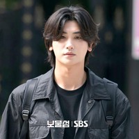 Meskipun mengawali kariernya sebagai personel grup KPop ZE:A, Park Hyung Sik eksis sebagai aktor. Namanya dikenal sebagai pemain The Heirs, Strong Woman Bong Soon, Happiness, dan Doctor Slump. Foto: SBS