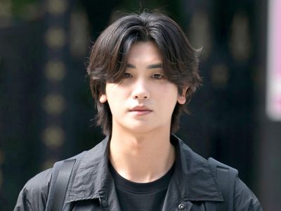 7 Foto Park Hyung Sik Jadi Aktor Termahal Korea, Gantikan Kim Soo Hyun