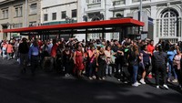 Orang-orang menunggu bus setelah pemadaman listrik besar-besaran melanda sebagian besar wilayah negara itu, di Santiago, Chile (25/2/2025). (REUTERS/Pablo Sanhueza)  