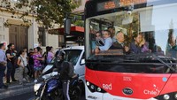 Selain itu orang-orang juga berdesakan untuk naik bus yang sudah penuh. (REUTERS/Pablo Sanhueza)  