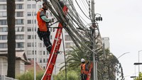 Hal itu dilakukan menyusul pemadaman listrik besar-besaran yang jarang terjadi hingga menyebabkan jutaan orang kehilangan aliran listrik. (REUTERS/Rodrigo Garrido)  