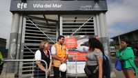Perusahaan metro (penyedia jasa angkutan kereta api di Chile) yang mengangkut sekitar 2,3 juta penumpang setiap hari, mengatakan para pekerja dikerahkan ke semua stasiun untuk mendukung evakuasi yang aman. (REUTERS/Rodrigo Garrido)  