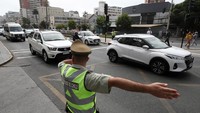 Tak hanya itu, lampu lalu lintas yang tidak berfungsi menyebabkan kemacetan parah. (REUTERS/Rodrigo Garrido)  