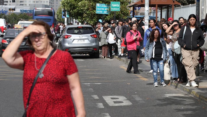 People wait for public transport during a blackout in Vina del Mar, Chile February 25, 2025. REUTERS/Rodrigo Garrido