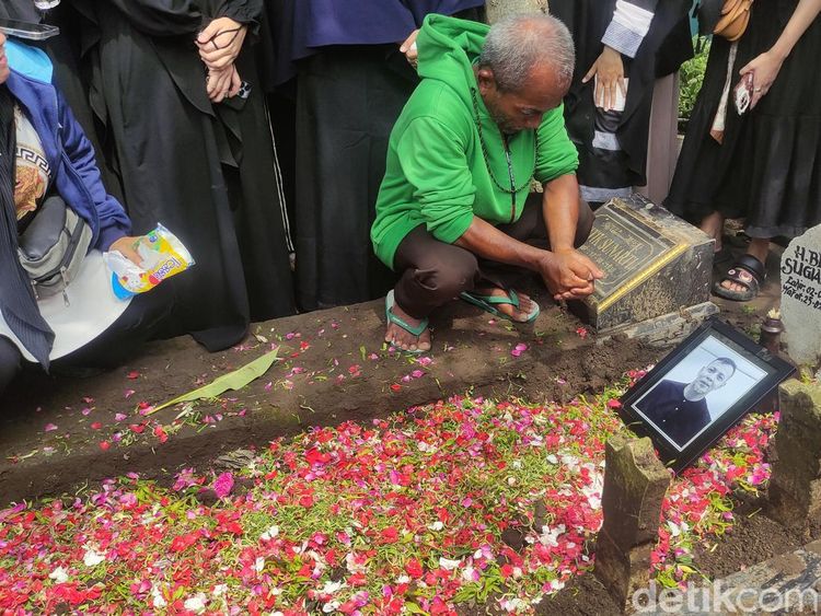 Momen Haru Pemakaman Legenda Sepak Bola Bejo Sugiantoro