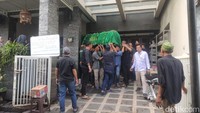 Prosesi pemakaman berlangsung khusyuk dan diiringi duka mendalam. Kalimat tauhid menggema sejak jenazah diberangkatkan dari rumah duka menuju Masjid Nurul Janah di kompleks perumahan.