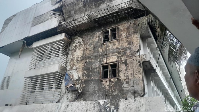 Penampakan Gedung Kantor Dinas Pendidikan Sumut usai terbakar. (Nizar Aldi/detikSumut)