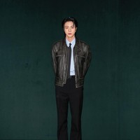 Dalam kesempatan itu, Jin BTS tampil berbalut jaket kulit aviator, kemeja biru, dan celana panjang hitam. Penampilannya dilengkapi dengan dasi dan belt hitam Gucci. Foto: Getty Images for Gucci/Jacopo M. Raule