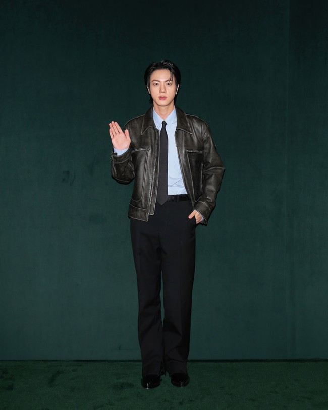 Jin BTS menghadiri Gucci Women’s Fall/Winter 2025 show pada Selasa (25/2/2025) waku setempat. Penampilannya membuat ARMY histeris dengan model comma hair. Foto: Getty Images for Gucci/Jacopo M. Raule