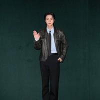 Jin BTS menghadiri Gucci Women’s Fall/Winter 2025 show pada Selasa (25/2/2025) waku setempat. Penampilannya membuat ARMY histeris dengan model comma hair. Foto: Getty Images for Gucci/Jacopo M. Raule