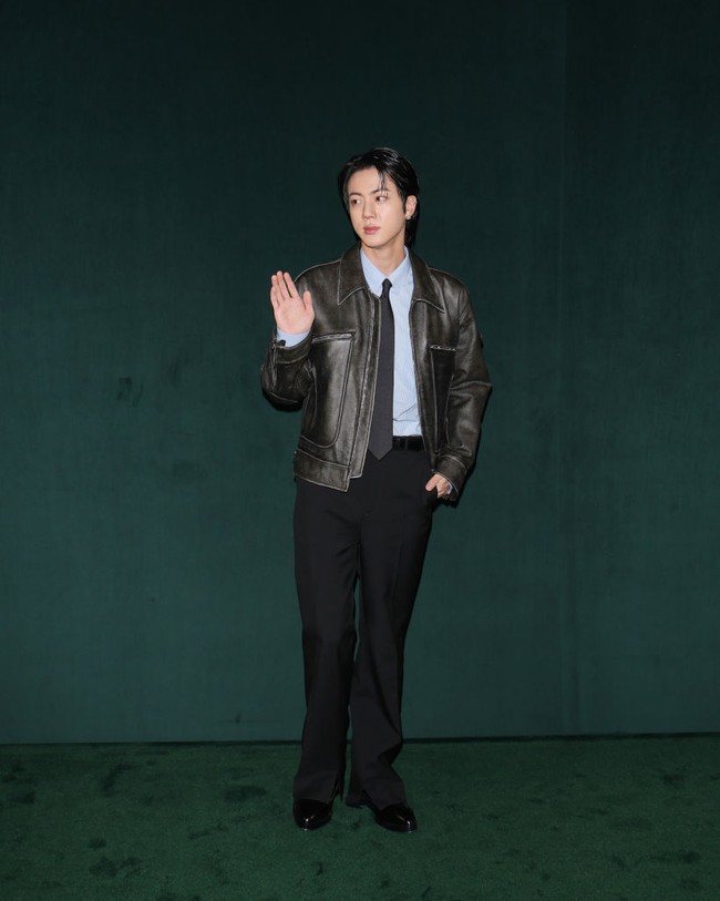 Yang pasti, Jin BTS dinyatakan lolos jepretan kamera Getty Images. Kulit wajahnya terlihat sehat dan glowing, meskipun terkena flash dalam foto tanpa editan. Foto: Getty Images for Gucci/Jacopo M. Raule