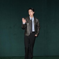 Yang pasti, Jin BTS dinyatakan lolos jepretan kamera Getty Images. Kulit wajahnya terlihat sehat dan glowing, meskipun terkena flash dalam foto tanpa editan. Foto: Getty Images for Gucci/Jacopo M. Raule