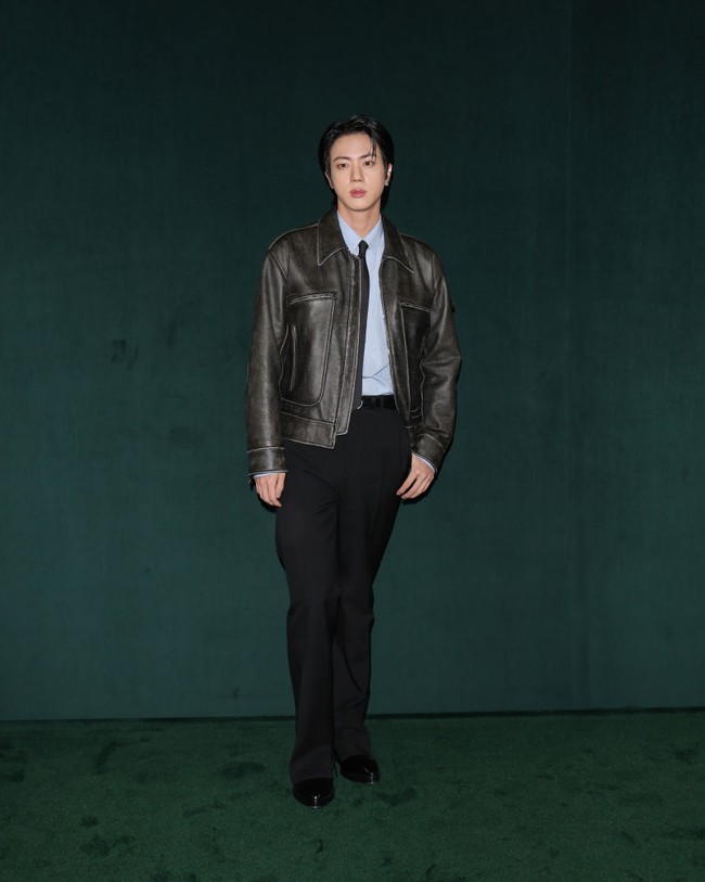 Kim Seokjin alias Jin BTS memancarkan pesonanya di Milan Fashion Week 2025. ARMY Italia memadati venue peragaan busana Gucci hanya untuk melihat ketampanan Jin BTS secara langsung. Foto: Getty Images for Gucci/Jacopo M. Raule