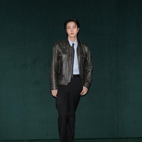 Kim Seokjin alias Jin BTS memancarkan pesonanya di Milan Fashion Week 2025. ARMY Italia memadati venue peragaan busana Gucci hanya untuk melihat ketampanan Jin BTS secara langsung. Foto: Getty Images for Gucci/Jacopo M. Raule