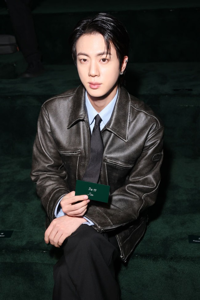 Pesona pelantun ‘The Astronaut’ itu semakin tumpah ruah dengan tambahan aksesorinya. Jin BTS memakai dua anting Gucci pada bagian standard lobe dan helix telinga kirinya. Foto: Getty Images for Gucci/Jacopo M. Raule