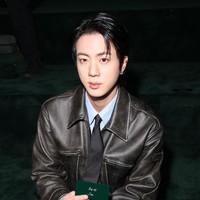 Pesona pelantun ‘The Astronaut’ itu semakin tumpah ruah dengan tambahan aksesorinya. Jin BTS memakai dua anting Gucci pada bagian standard lobe dan helix telinga kirinya. Foto: Getty Images for Gucci/Jacopo M. Raule