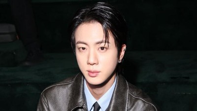 7 Potret Jin BTS di Milan Fashion Week, Ganteng Maksimal Hadiri Show Gucci