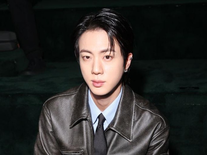 Penampilan Jin BTS di Gucci Womens Fall/Winter 2025/2026 show