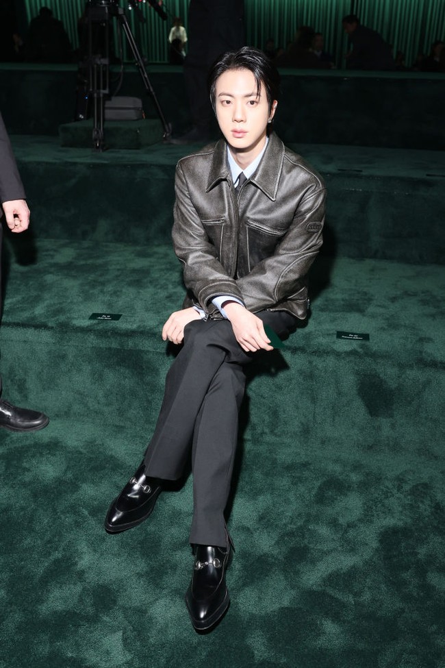 Ganteng maksimal. Jin BTS membuktikan eksistensinya sebagai penyandang gelar “Worldwide Handsome.” ARMY tak henti memuji visual personel tertua BTS yang memancarkan aura pangeran kerajaan ini. Foto: Getty Images for Gucci/Jacopo M. Raule