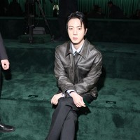 Ganteng maksimal. Jin BTS membuktikan eksistensinya sebagai penyandang gelar “Worldwide Handsome.” ARMY tak henti memuji visual personel tertua BTS yang memancarkan aura pangeran kerajaan ini. Foto: Getty Images for Gucci/Jacopo M. Raule