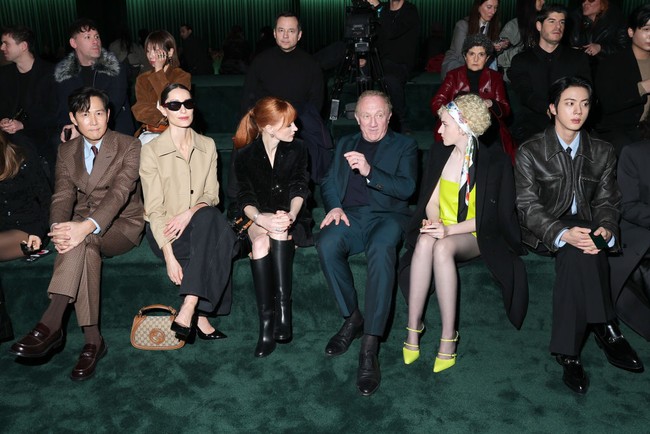 Ini adalah kali kedua Jin BTS menghadiri Milan Fashion Week sebagai global ambassador Gucci. Peragaan busana itu juga dihadiri aktor Lee Jung Jae, aktris Park Gyu Young dan Chae Jung An yang bergabung dalam keluarga rumah mode Italia itu. Foto: Getty Images for Gucci/Jacopo M. Raule