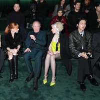 Ini adalah kali kedua Jin BTS menghadiri Milan Fashion Week sebagai global ambassador Gucci. Peragaan busana itu juga dihadiri aktor Lee Jung Jae, aktris Park Gyu Young dan Chae Jung An yang bergabung dalam keluarga rumah mode Italia itu. Foto: Getty Images for Gucci/Jacopo M. Raule