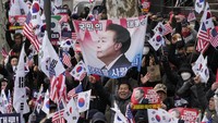 Pendukung Presiden Korea Selatan yang dimakzulkan Yoon Suk Yeol menggelar unjuk rasa untuk menentang pemakzulannya di dekat Mahkamah Konstitusi di Seoul, Korea Selatan, Selasa (25/2/2025).  