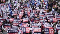 Mereka membawa kertas bertuliskan Presiden rakyat.  