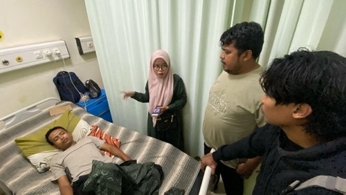 Penyidik Satreskrim Polres Bima Kota meminta keterangan kepada Muamar (22) di RSUD Bima, Rabu (26/2/2025). Muamar adalah kurir paket yang menjadi korban peluru nyasar di Bima. (Dok. Polres Bima Kota Bima)