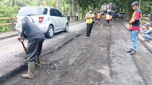 Perbaikan ruas jalan yang mengalami rusak parah di wilayah Kecamatan Melaya, Kabupaten Jembrana, Bali, Rabu (26/2/2025). (dok. BPJN Bali)