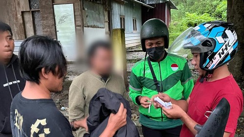 Personel Resnarkoba Polres Manggarai Barat menangkap pria berinisial EA (35) yang membawa ganja di Labuan Bajo, Manggarai Barat, NTT. (Dok. Polres Manggarai Barat)