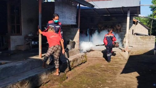 Petugas Dinas Kesehatan melakukan fogging di Kecamatan Kubu, Kabupaten Karangasem, Rabu (26/2/2025) (dok. Prokopim Kabupaten Karangasem)