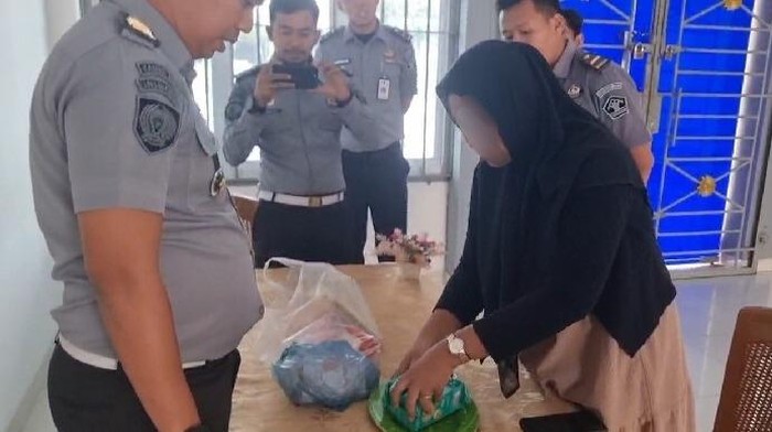 Petugas saat mengamankan pelaku (Dok Lapas Narkotika)
