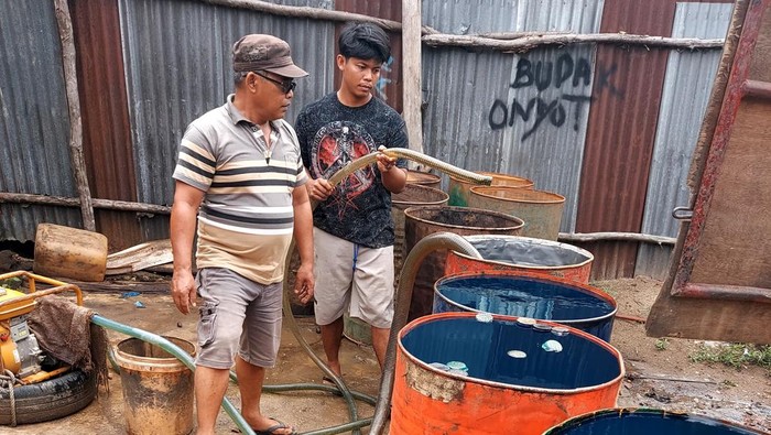Polisi menggerebek gudang BBM oplosan di Muaro Jambi, Jambi
