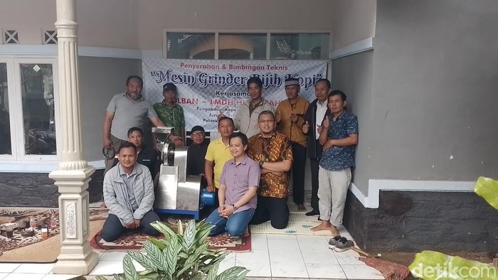 Politeknik Negeri Bandung beri bantuan petani kopi di Sumedang mesin grinder