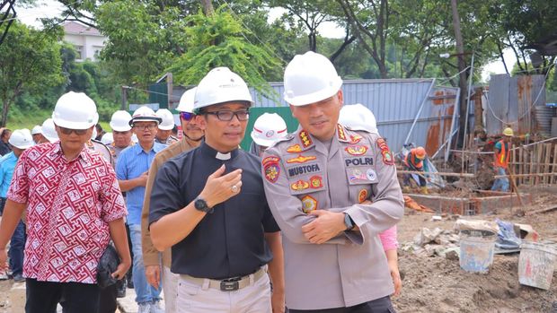 Polres Metro Bekasi memberikan bantuan sumbangan 100 sak semen untuk pembangunan gereja.