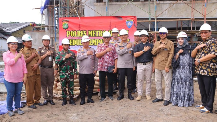 Polres Metro Bekasi memberikan bantuan sumbangan 100 sak semen untuk pembangunan gereja.