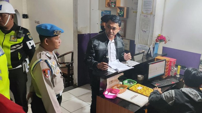 Polresta Bogor Kota bersama TNI dan Satpol PP Kota Bogor merazia tempat penginapan yang diduga jadi tempat esek-esek.