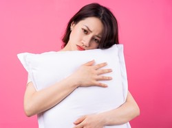 2 Posisi Tidur yang Bikin Wajah Keriput, Hindari Agar Tampil Awet Muda