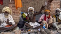 Para pria Hindu duduk di dekat Kuil festival Shivaratri di Kathmandu, Nepal, Rabu (26/2/2025).