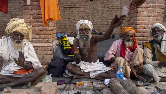 Para umat Hindu di Nepal merayakan festival Shivaratri di Kathmandu, Nepal. Ini foto-fotonya.