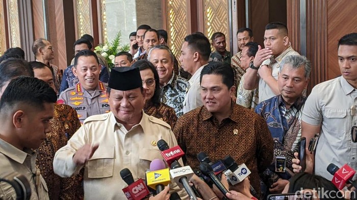 Presiden Prabowo Subianto (tengah), usai peluncuran Bank Emas