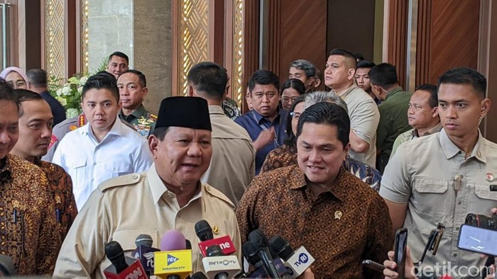 Presiden Prabowo Subianto (tengah), usai peluncuran Bank Emas
