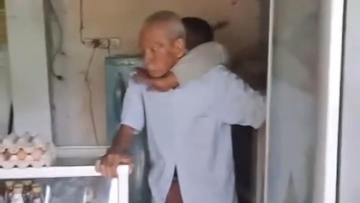 Pria pukul dan ancam lansia gegara dikepung warga usia ketahuan mencuri di Palu.