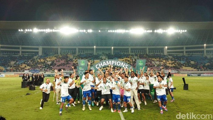 Para pemain PSIM Jogja merayakan juara Liga 2 di Stadion Manahan, Solo, Rabu (26/2/2025).