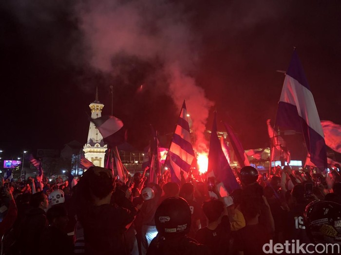 Suasana perayaan PSIM Jogja yang menjadi juara Liga 2 oleh suporter di Tugu Jogja, Rabu (26/2/2025) malam.
