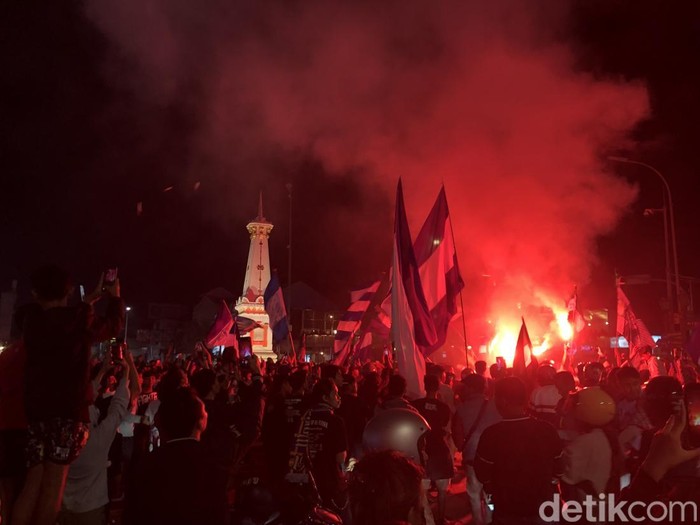 Suasana perayaan PSIM Jogja yang menjadi juara Liga 2 oleh suporter di Tugu Jogja, Rabu (26/2/2025) malam.
