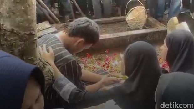 Rachmat Irianto menangis saat lantunkan azan di pusara Bejo Sugiantoro