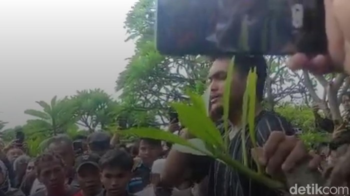 Rachmat Irianto menangis saat lantunkan azan di pusara Bejo Sugiantoro